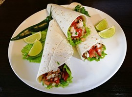 БУРРИТО «ПИКО-ДЕ-ГАЙО» С КОПЧЕНОЙ КУРИЦЕЙ
