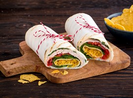 Ролл с индейкой, шпинатом, помидором и хрустящими кукурузными чипсами