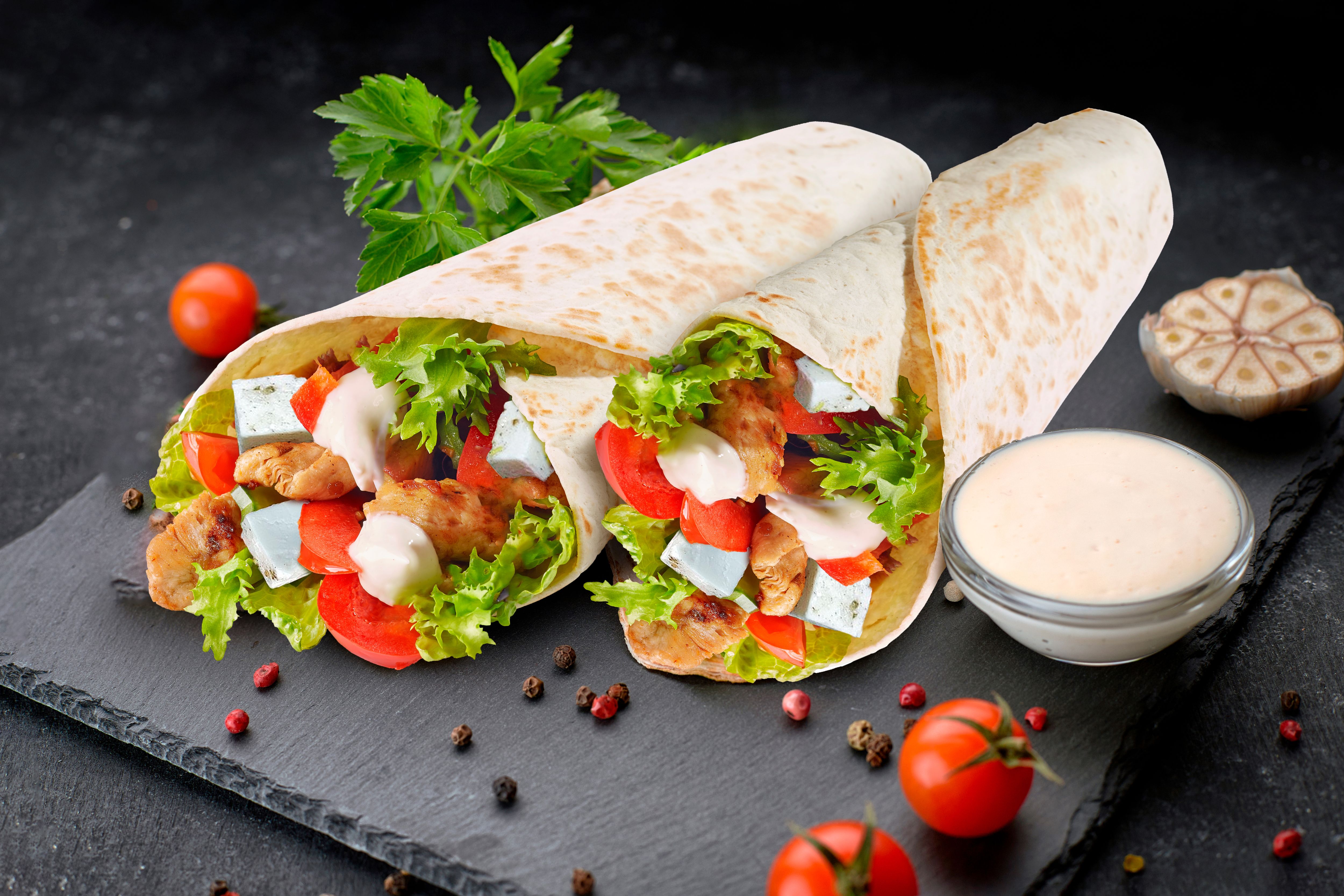 ГОРЯЧИЙ РОЛЛ С КУРИЦЕЙ И ТОМАТАМИ