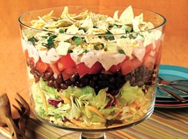 Мексиканский салат с сальсой и начос